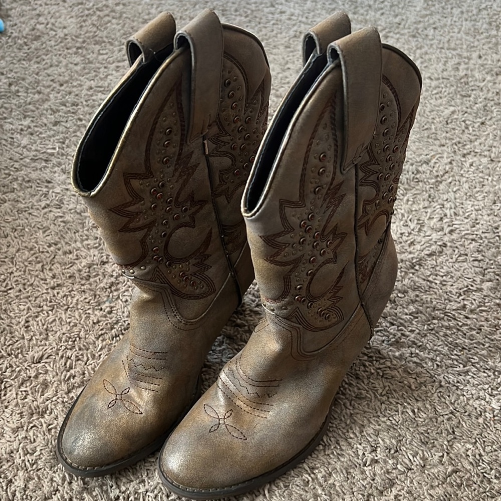 Very volatile boots